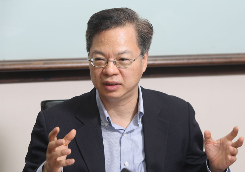 圖／國發會主委龔明鑫今上廣播節目談到振興券規劃方向。蘇義傑攝