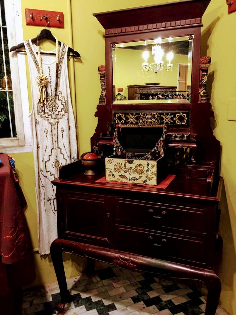 潘越雲在淡水經營一家老家具、異國收藏品的「雲璽典藏」。鏡子的反射、對照的Reflection意象，是她一直很喜歡的。