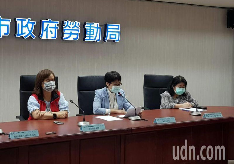 台北文華東方酒店傳出大量解雇員工情況，北市勞動局長陳信瑜（中）今天證實。聯合新聞網提供