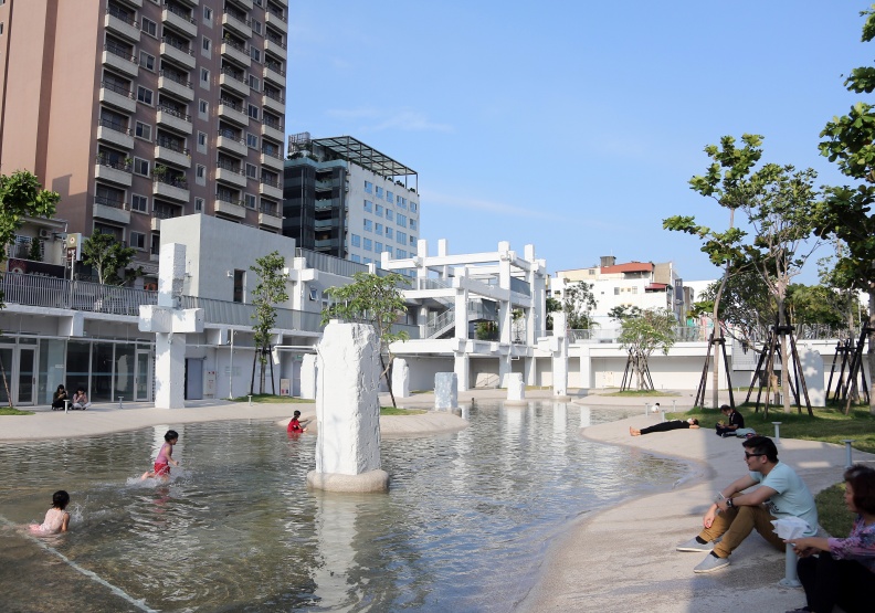 直轄市與非直轄市,公共建設差距愈拉愈大。圖為台南市今年落成的河樂廣場