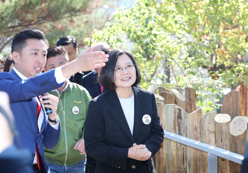 圖／總統蔡英文與新竹市長林智堅（左）。蘇義傑攝