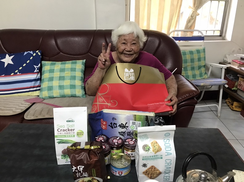 囤貨潮反使社福團體難以取得足夠物資,統一超商早於四月整合集團資源,提供物資箱協助屏東基督教醫院、門諾基金會服務個案紓困。