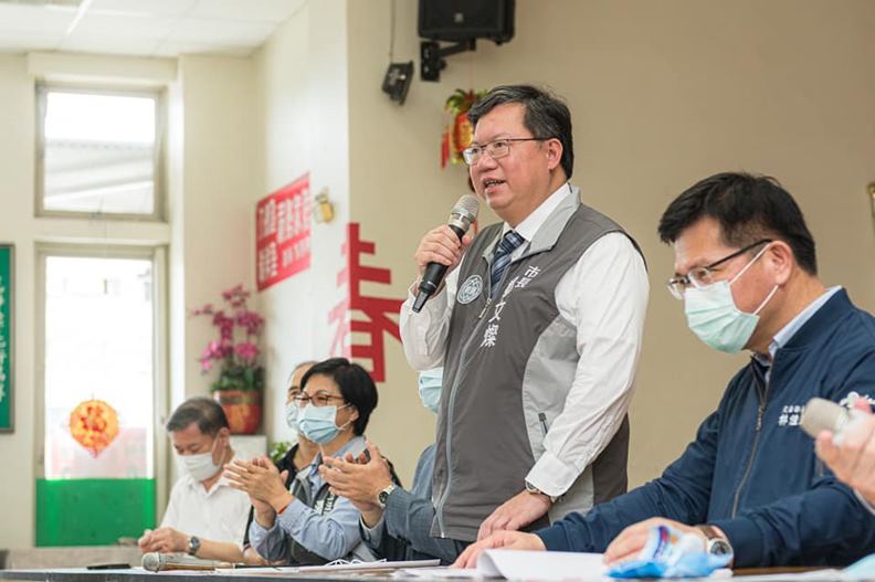 地方治理績效亮眼的鄭文燦(右二),是廣被看好的綠營政治明星。(圖片取自鄭文燦臉書)