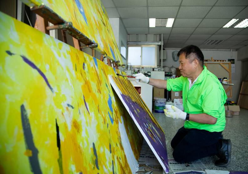 戴勝益不喜歡坐著畫畫，總是跪著或趴在地上作畫，不打草稿，用色大膽繽紛。