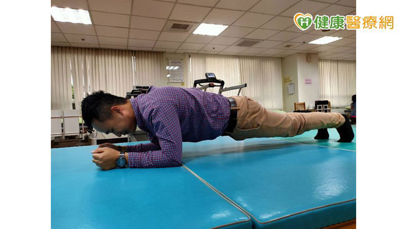 棒式運動是一個只藉由前臂和腳尖接觸地面,將身體撐起,像一塊板子的基礎訓練動作,又可以稱為肘撐、平板撐等等。