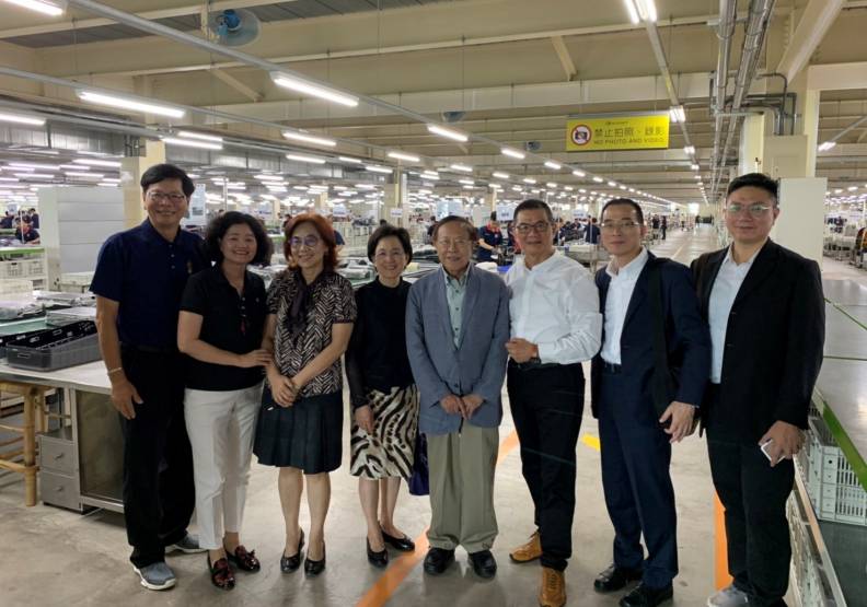 遠見·天下文化事業群創辦人高希均（中右）與發行人王力行（中左）參觀萬國通路台南歸仁廠區。左起為安南醫院副院長林聖哲、萬國通路行政副總經理謝玉珠、《遠見雜誌》社長楊瑪利、萬國通路董事長謝明振、天下文化社長林天來、天下文化總編輯吳佩穎。萬國通路提供。
