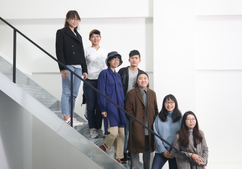 文化銀行創辦人邵璦婷（右）與團隊；圖／蘇義傑攝。