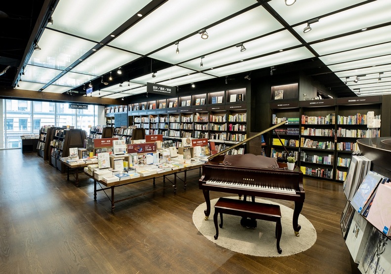 「藝術專區」設有誠品與YAMAHA共同合作的琴藝展演空間