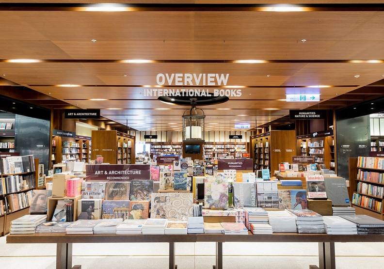 逾17萬種書籍選物是誠品敦南店的1.8倍,更首設「外文專區」