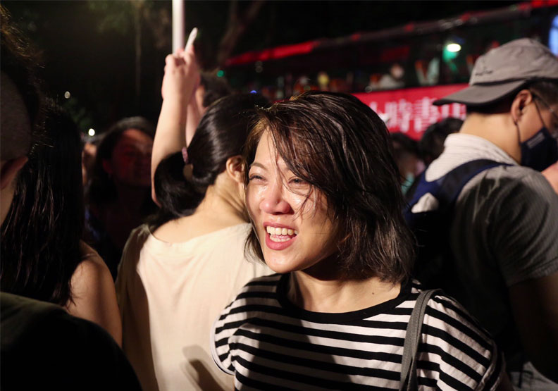 民眾依依不捨地向誠品敦南道別，接著坐上接駁車前往新的24小時書店──誠品信義店。