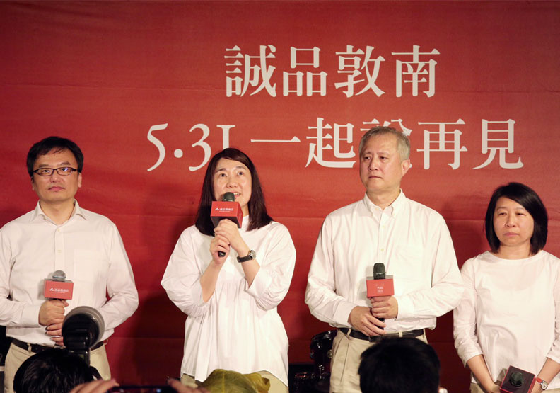 誠品董事長吳旻潔（左二）談到與敦南誠品的種種回憶。