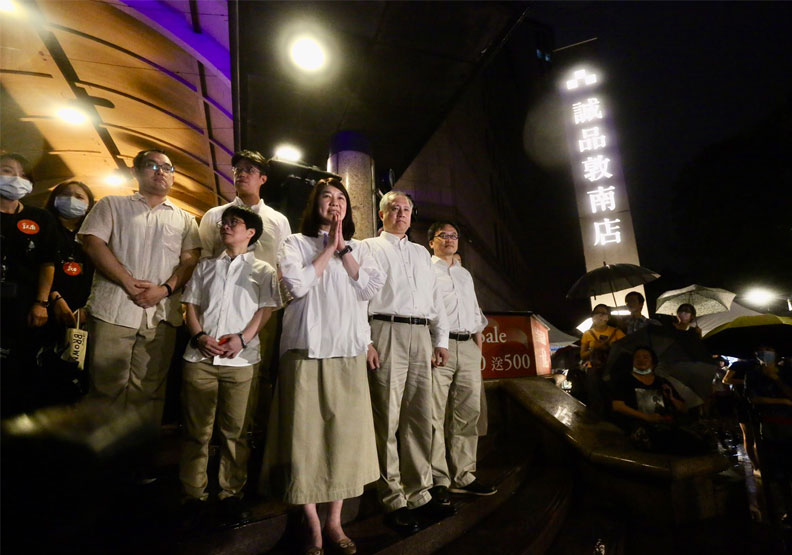 誠品董事長吳旻潔率領主管們與民眾一同倒數熄燈。