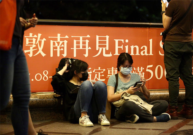 不少民眾連夜排隊，搶在敦南誠品的最後一天見證歷史。