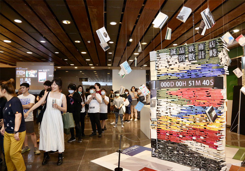 誠品敦南進入倒數不到一小時的階段，民眾熱情的排隊等待。