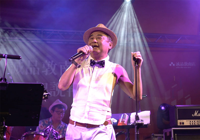 誠品敦南熄燈演唱會「星空下的Live騷動」，由陳昇壓軸開唱。誠品提供