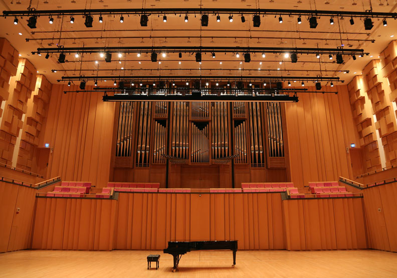 屏東縣演藝廳,有全台唯三的管風琴。