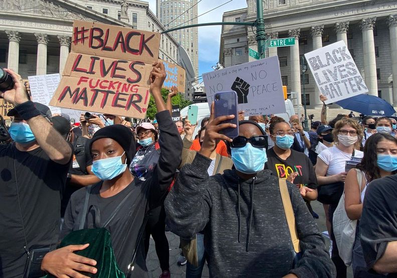 抗議群眾高舉著#BLM標語