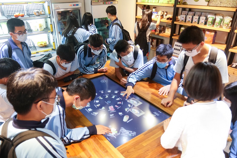 格致高中同學對致理科技大學資訊管理系、商務科技管理系及多媒體設計系三系同學共同開發的「智能互動餐桌」愛不釋手。