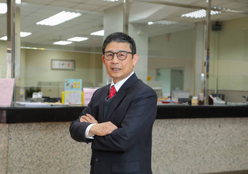 圖／台中二信總經理李福振時常耳提面命同仁，電腦化時代不要忘記多一點溫暖的服務，應隨時設身處地為客戶著想。池孟諭攝