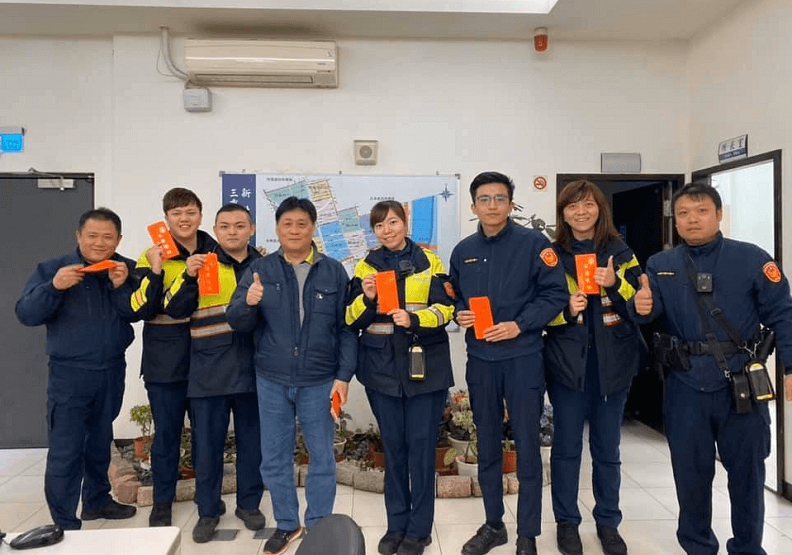 圖 / 新北市政府警察局長陳檡文透過行動治理，與第一線兄弟共度新年。