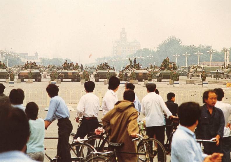 學生們以單車面對坦克