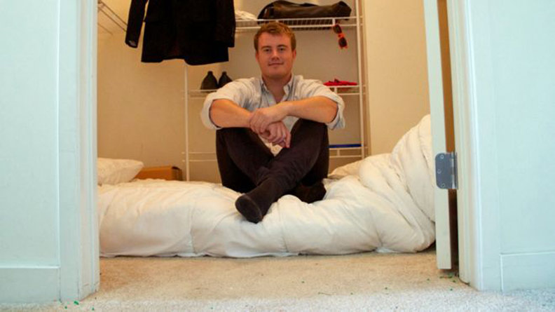 睡在衣櫥裡的 Mathias。取自BBC