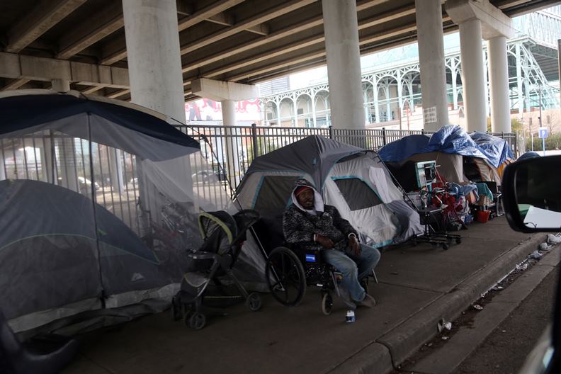 美國許多城市也出現居無定所的「帳棚族」。