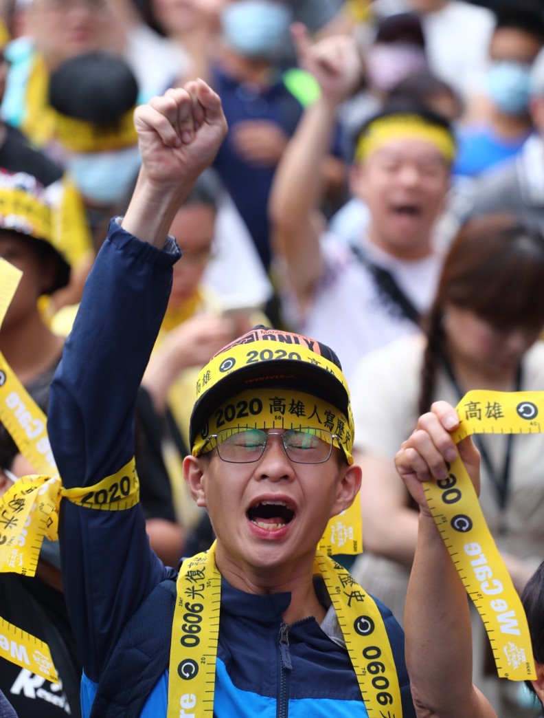 罷免韓國瑜支持者,情緒激動地跟著喊口號。