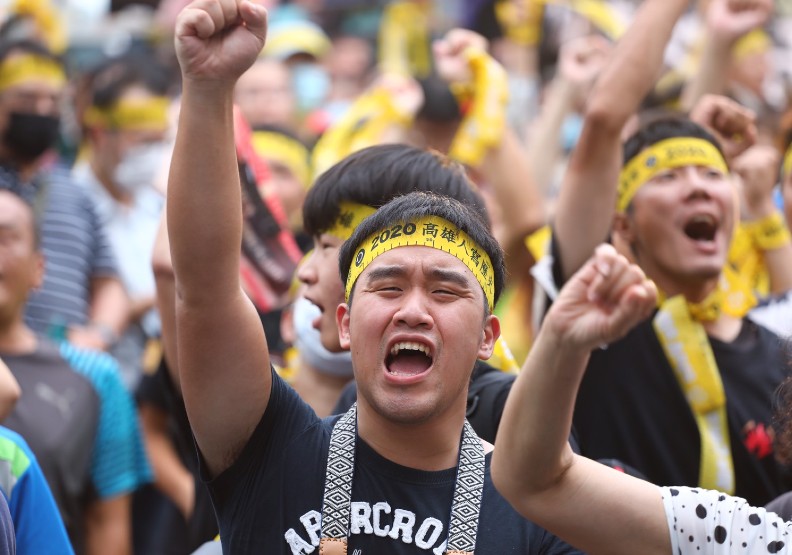 罷免總部現場,支持罷免民眾情緒高昂。