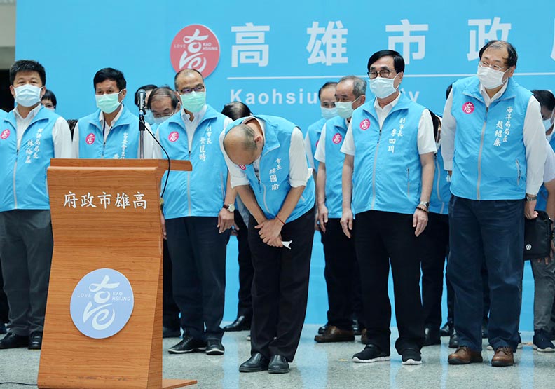 韓國瑜被罷免後，率市府團隊現身。張智傑攝