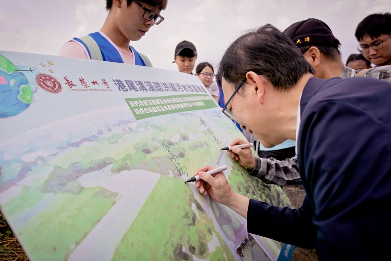 李泳龍校長參與二仁溪環境走讀活動。圖/長榮大學提供。