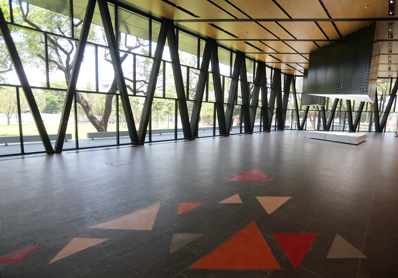 屏東縣立圖書館新造的大門，開口面向大路口。