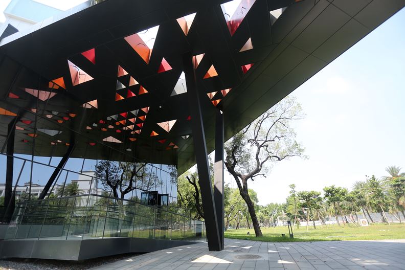 即將與縣民重新見面的屏東圖書館,有望成為國境之南的城市美學新地標。