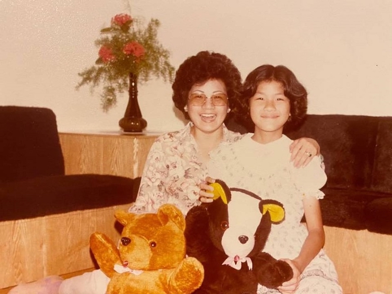 蔣雅淇10歲時與母親合影，她自認樂觀性格深受母親影響。
