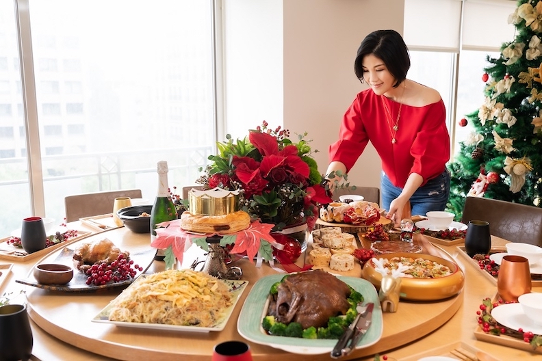 蔣雅淇的「恩典餐桌」，6年來舉辦了600場聚會。一道無敵翹臀八寶鴨是她的拿手菜，也安慰了許多人的心。（商周出版提供）