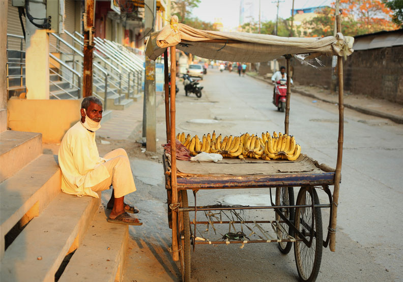 圖／印度海得拉巴（Hyderabad）賣香蕉的攤販。Unsplash by Sujeeth Potla
