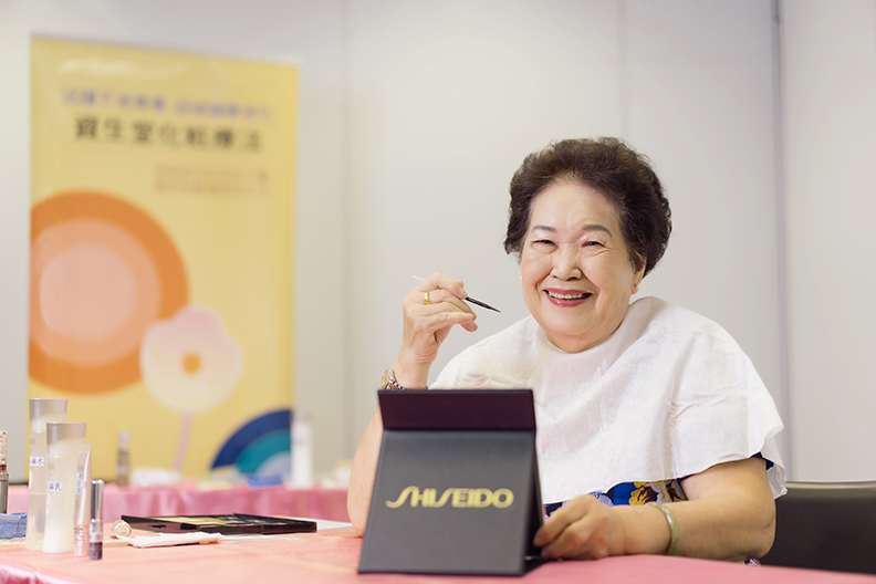 親自動手體驗化妝保養課程，賴葉員奶奶展露出快樂笑容。