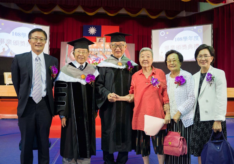 左起依序為前政治大學校長周行一、遠見．天下文化事業群創辦人高希均、前監察院院長王建煊、王院長夫人蘇法昭女士、高自珍女士、遠見．天下文化發行人王力行。