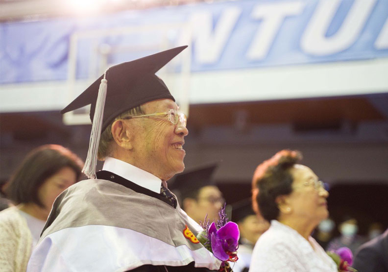 遠見．天下文化事業群創辦人高希均，大姊高自珍也出席觀禮（右）。