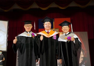 曾獲北商大首屆傑出校友，高希均、王建煊受贈第一屆名譽博士學位