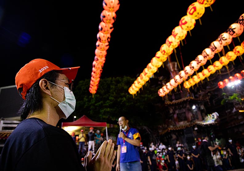 信眾虔誠地祈願。