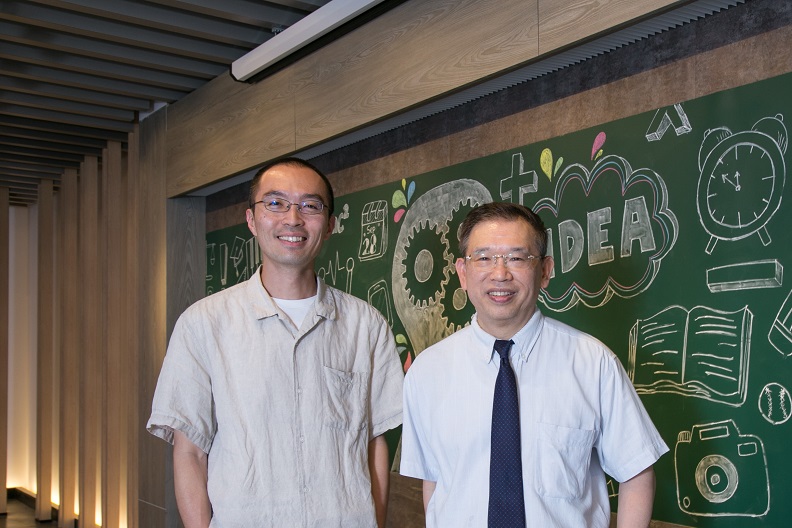 長庚大學教務長歐陽品(右)、研發長崔博翔(左)