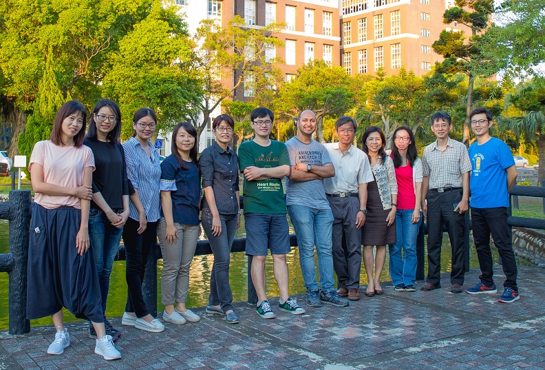 長庚大學分子醫學研究中心帶領師生團隊,研究癌症生物標誌與開創治療新方向。