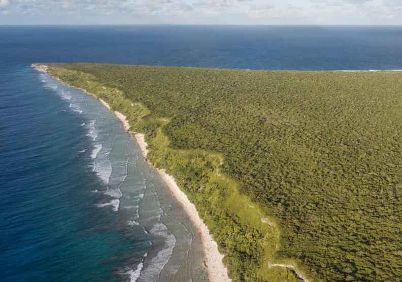 空拍畫面下的亨德森島