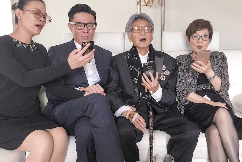 前體育主播傅達仁2018年6月7日在瑞士「尊嚴(DIGNITAS)」機構執行「輔助自殺」,當他在家人陪同下,準備喝下「尊嚴」給他的麻醉劑「硫噴妥鈉」前,與家人共同吟唱「奇異恩典」歌頌主耶穌;黃子明攝。