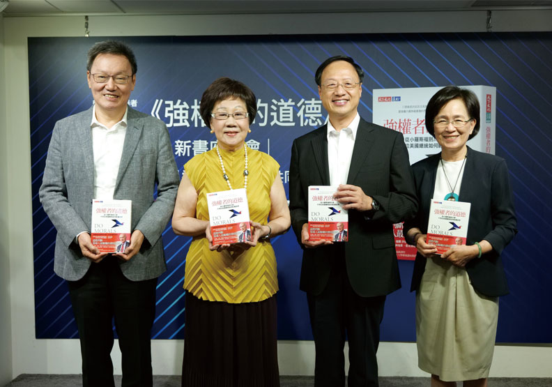 左起為前國安會秘書長蘇起、前副總統呂秀蓮、前行政院長江宜樺、遠見.天下文化發行人王力行。