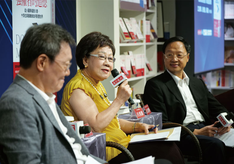 圖／左起為前國安會秘書長蘇起、前副總統呂秀蓮、前行政院長江宜樺。天下文化提供