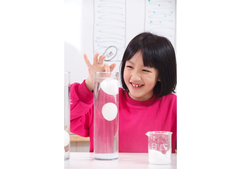 何嘉仁科學課程帶領學生探索科普知識。