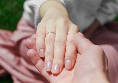 17年後決定向癌末女友求婚，「人生最後一段由我陪妳走」