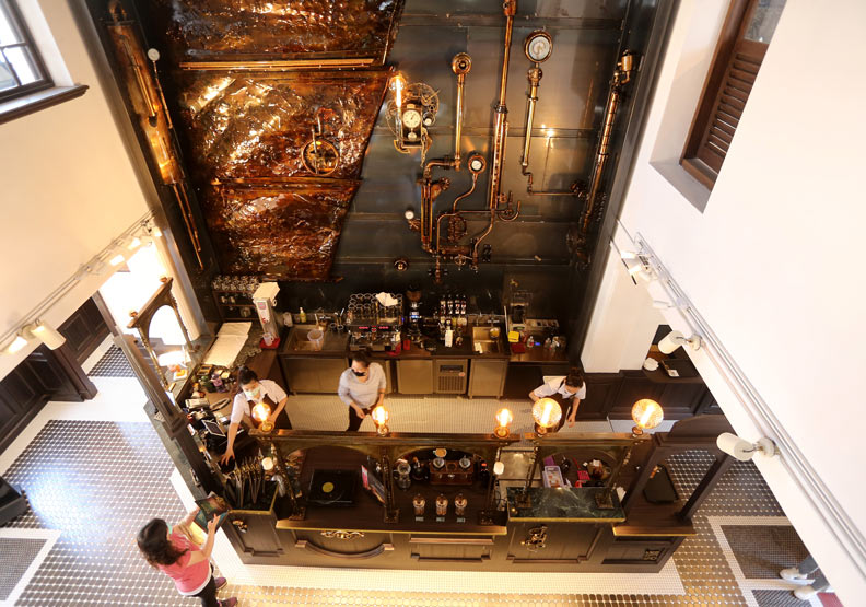 櫃台上方的主視覺呈現山、港、鐵、町四大元素。